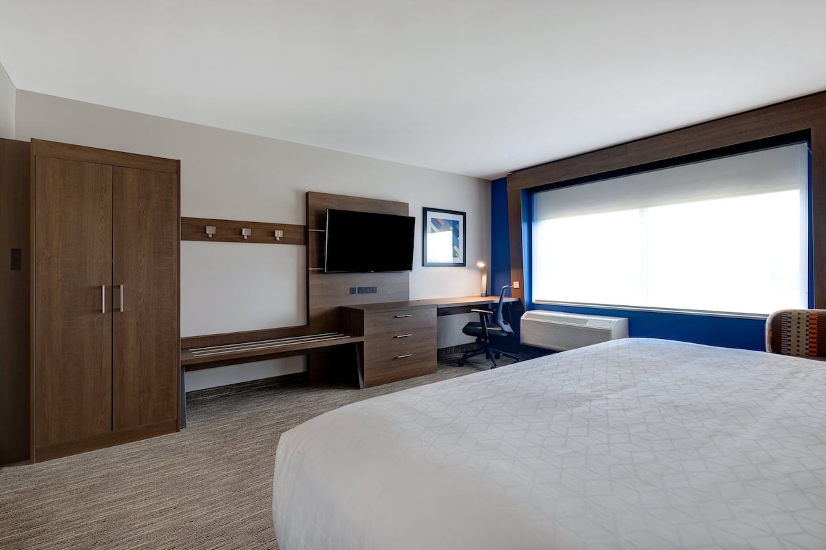 Standard Room, 1 King Bed (Leisure) | Desk, laptop workspace, blackout drapes, iron/ironing board