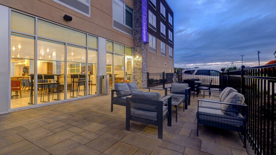 Holiday Inn Express & Suites Brighton by IHG