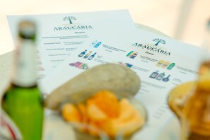 ARAUCARIAN ruokalista, jossa on erilliset osiot pientä purtavaa ja juomia varten.