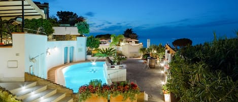 حمّام سباحة خارجي موسمي، مظلات على حمّام السباحة، مقاعد للتشمس