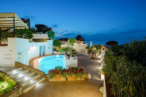 Seasonal outdoor pool, pool umbrellas, pool loungers - Villa Araucaria (Casamicciola Terme)