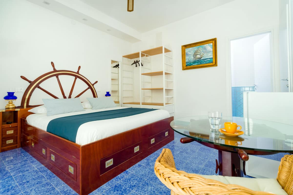 Familiekamer, 1 twee- of 2 eenpersoonsbedden, terras (Barbarossa) | Een bureau, een strijkplank/strijkijzer, extra bedden (toeslag)