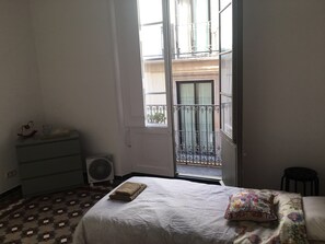 Economy Double Room, Shared Bathroom | Free WiFi, bed sheets - Happy @ Barcelona - Hostel (Barcelona)
