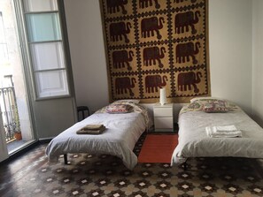 Twin Room, Shared Bathroom, City View | Free WiFi, bed sheets - Happy @ Barcelona - Hostel (Barcelona)