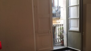 Economy Quadruple Room, Multiple Beds, Shared Bathroom, City View - Happy @ Barcelona - Hostel (Barcelona)