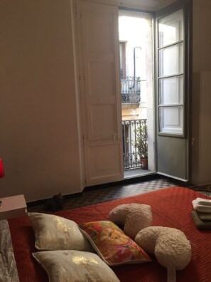 Economy-Vierbettzimmer, Mehrere Betten, Gemeinschaftsbad, Stadtblick | Kostenloses WLAN, Bettwäsche