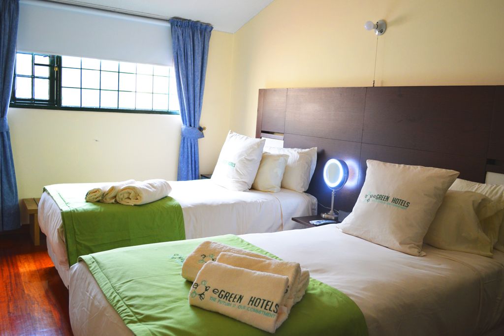 트윈룸, 싱글침대 2개, 전용 욕실 | 거실 공간 | 평면 TV