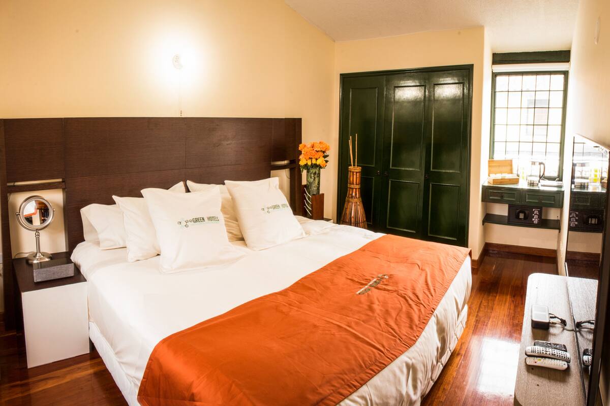 Room, Shared Bathroom (Master) | Premium bedding, iron/ironing board, rollaway beds, free WiFi