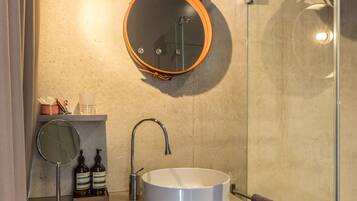 Dusche, kostenlose Toilettenartikel, Haartrockner, Handtücher