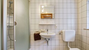 Chambre avec lits jumeaux, salle de bain attenante | Commodité de la chambre