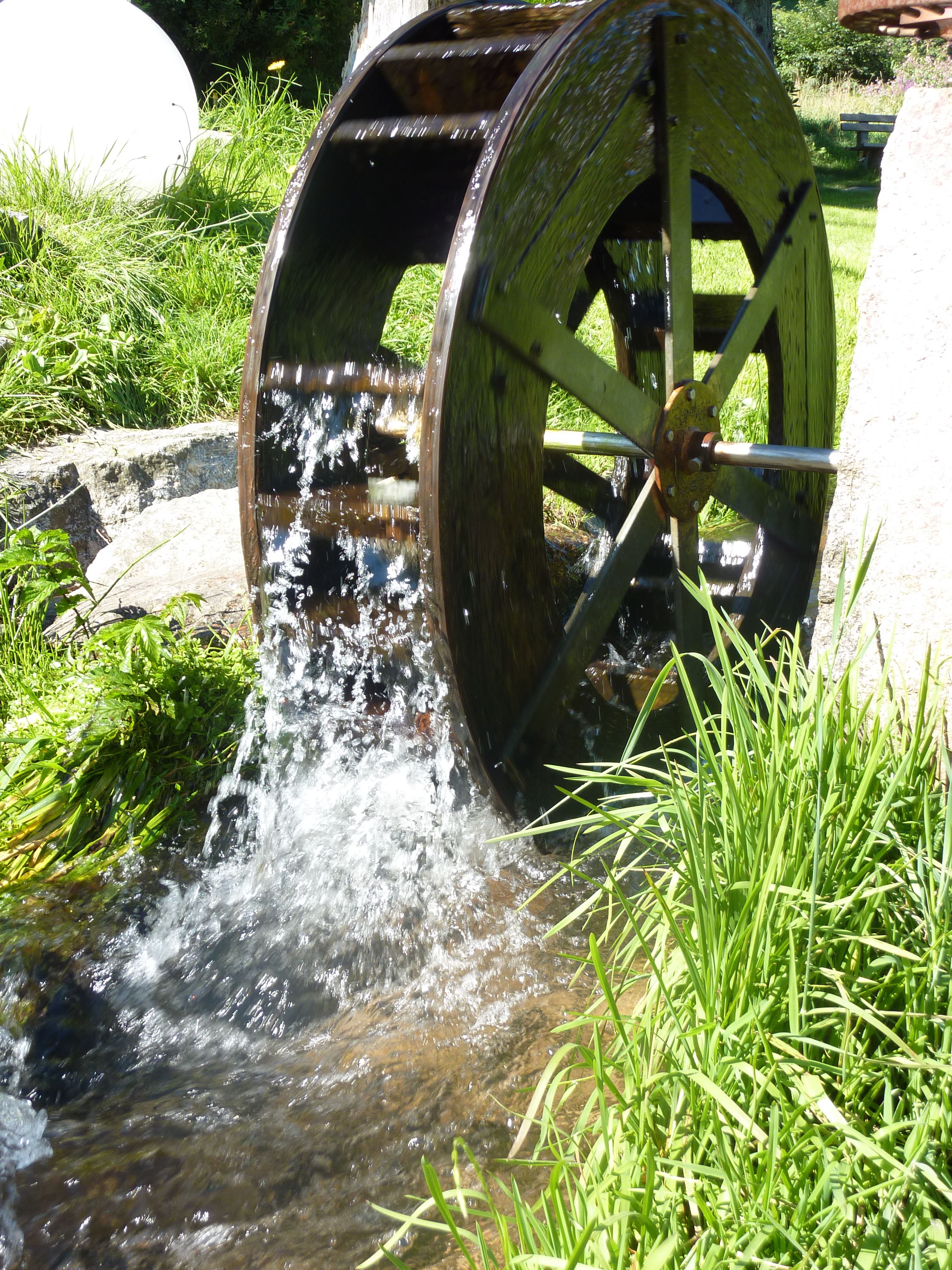 Una ruota idraulica con acqua che scorre sopra.