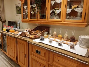 بوفيه فطور مجانًا يوميًا