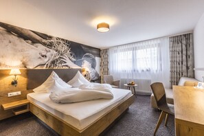 ملاءات للفراش لا تسبب الحساسية وخزنة داخل الغرفة ومكتب وستائر تعتيم