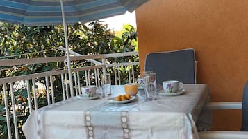 Departamento, vista al jardín | Terraza o patio