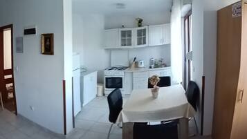 Căn hộ, quang cảnh vườn | Bếp riêng | Tủ lạnh, lò nướng, bếp nấu, dụng cụ pha cà phê/trà