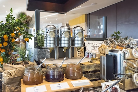 Free daily buffet breakfast