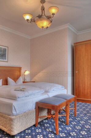 Classic Double Room, Partial Lake View | 1 bedroom, desk, free WiFi