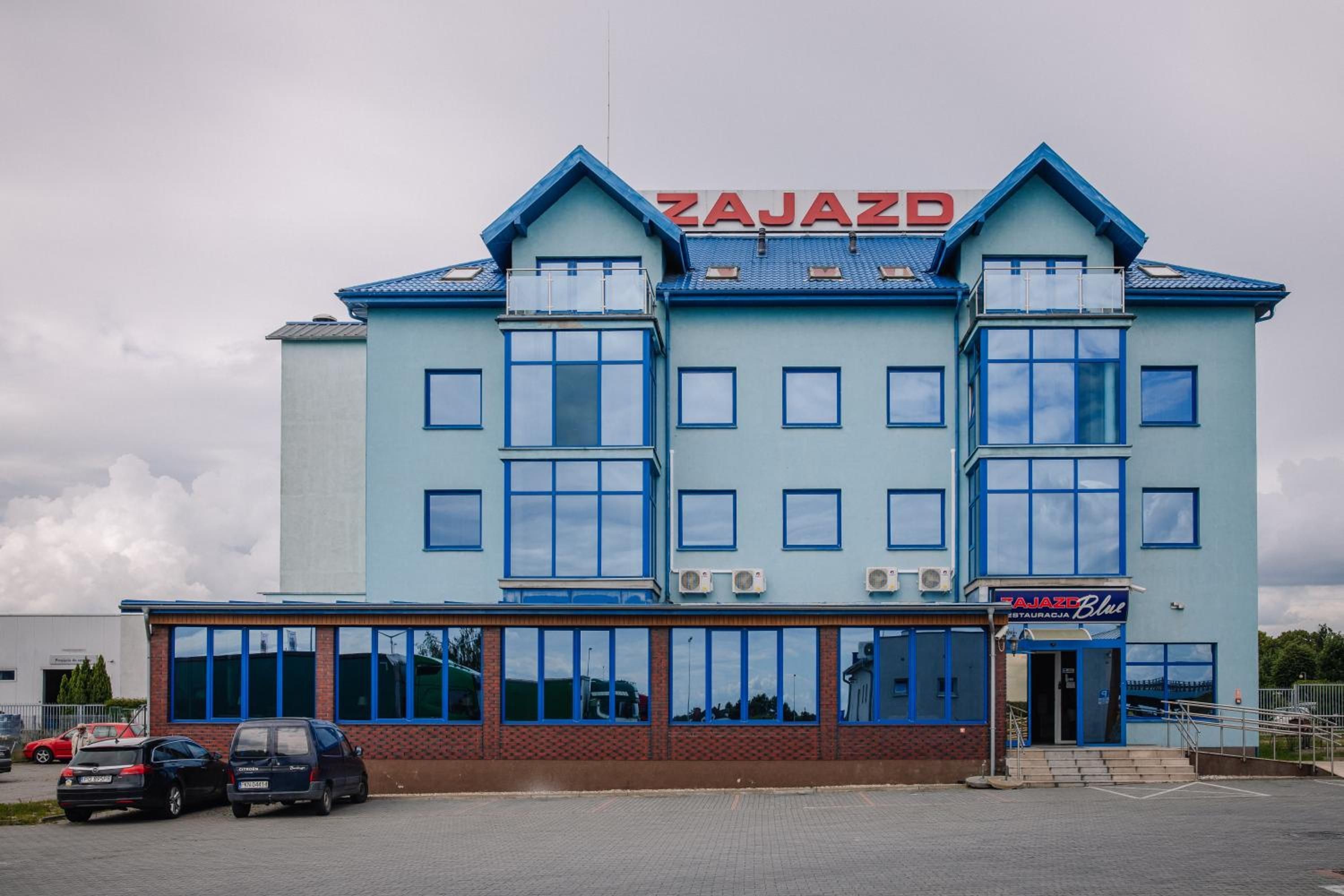 Un edificio con un letrero que dice 'ZAJAZD' y un restaurante llamado 'ZAJAZD Bistro'.