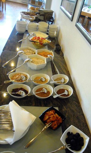 Un tavolo del buffet con diversi cibi e utensili.