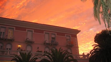Un edificio con un balcone e una facciata rossa.