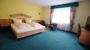 Basic Double Room, Garden View | Living area | TV - Hotel und Restaurant Moosmühle (Dietenhofen)