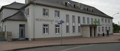 A building with a sign for a restaurant and a hotel.
