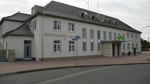 A building with a sign for a restaurant and a hotel.