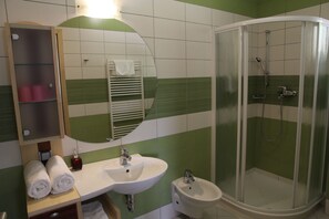 Shower, rainfall showerhead, free toiletries, hair dryer - Apartments Veno (Lasko)