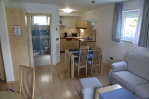 Apartamento, 1 habitación, balcón | Zona de estar | Televisión de pantalla plana de 36 pulgadas con canales premium