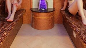 A spa room with two benches and a central water feature. - Wellness Privathotel Post AN DER Therme (Badenweiler)