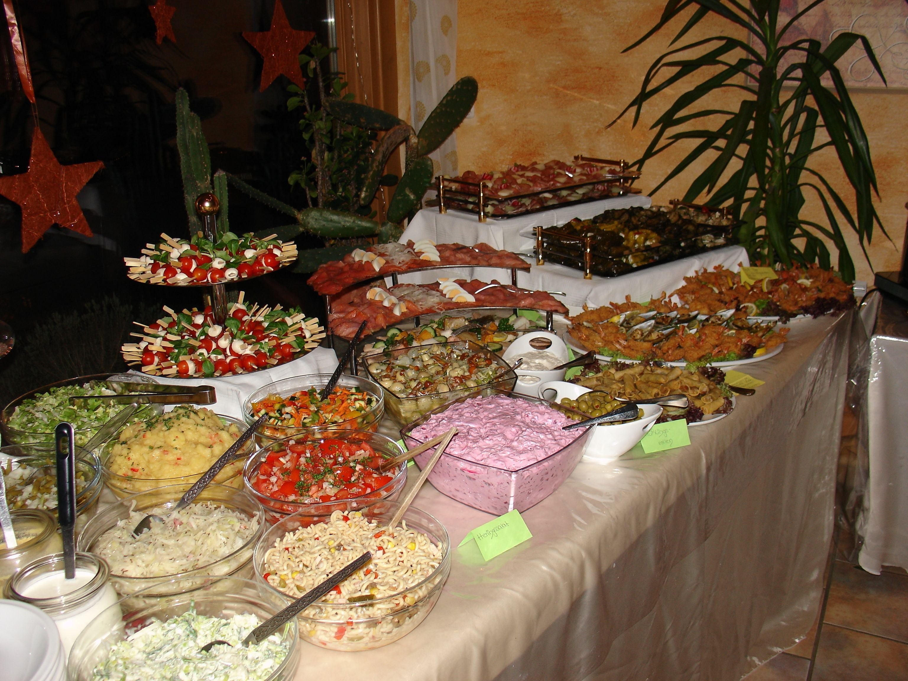 Ein reichhaltiges Buffet mit Speisen und Besteck.
