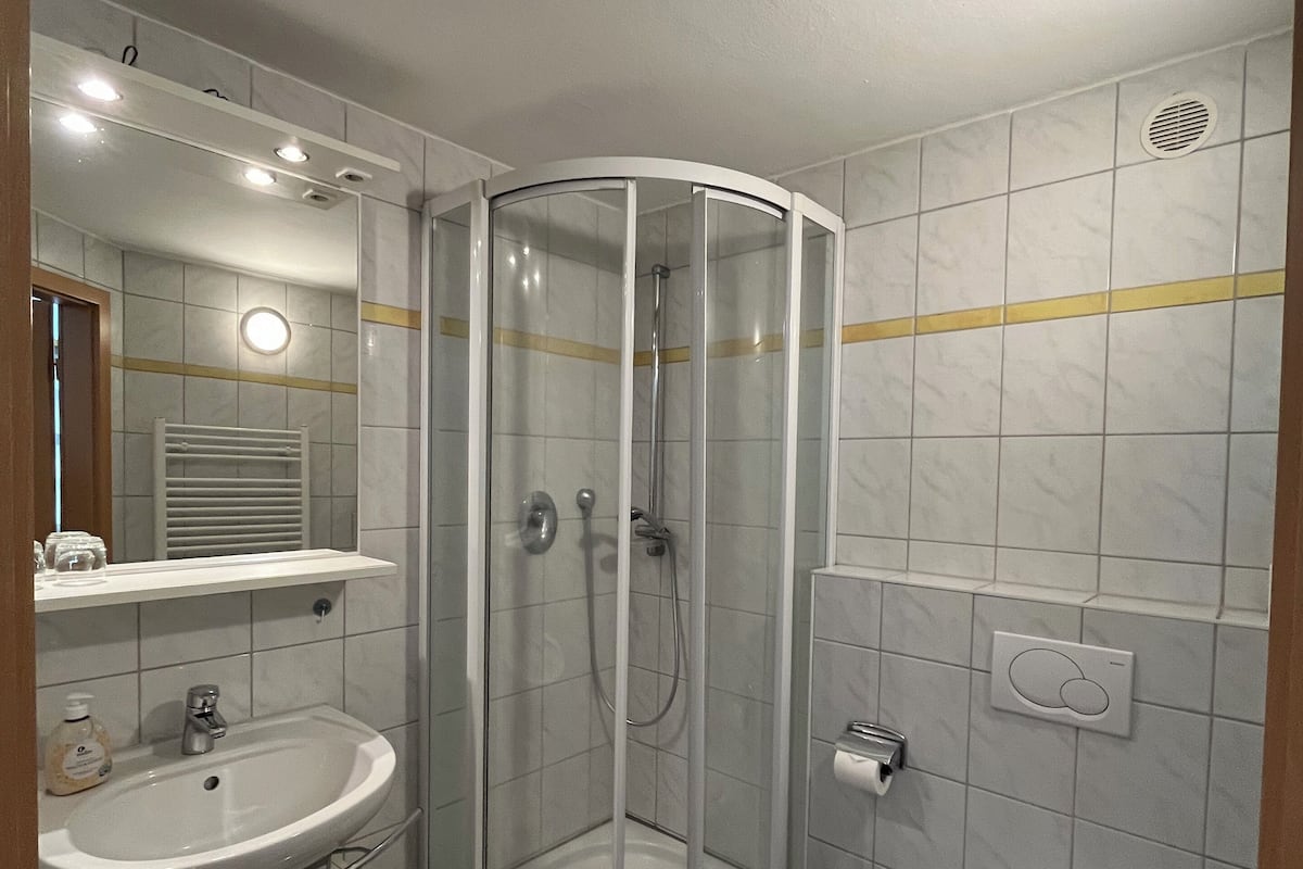 Triple Room | Bathroom | Shower, free toiletries, hair dryer, towels