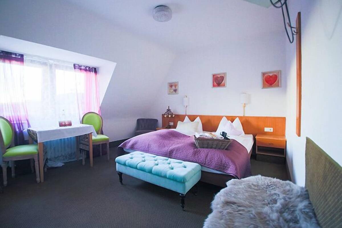Habitación doble | Cortinas blackout y ropa de cama