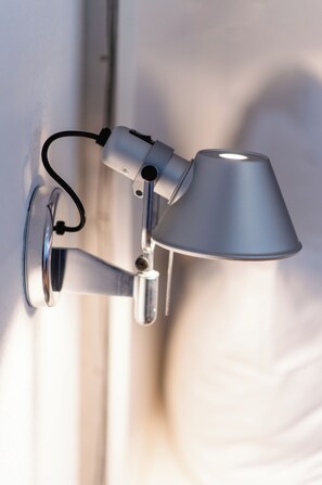 A wall-mounted lamp with a flexible neck and a conical shade. - Hotel am Main (Veitshoechheim)