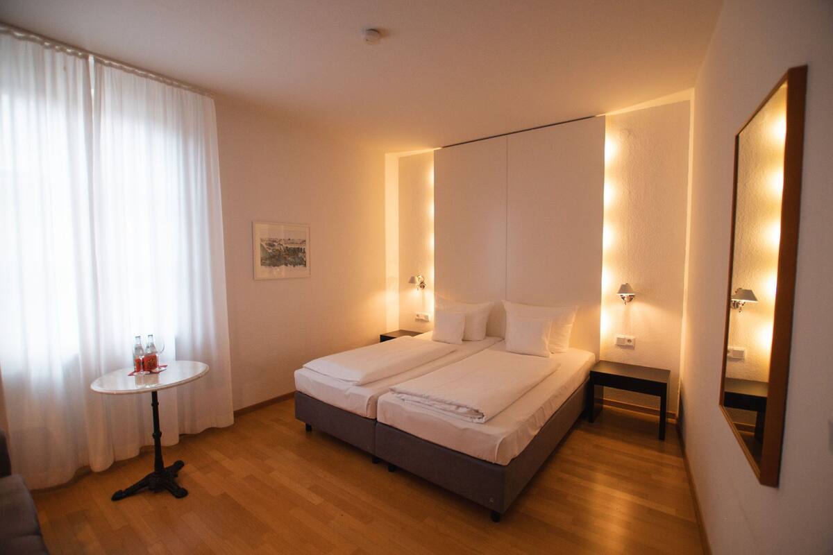 Kahden hengen comfort-huone, 2 yhden hengen sänkyä, tupakointi kielletty | Allergiatestatut vuodevaatteet, yksilöllisesti sisustettu, työpöytä