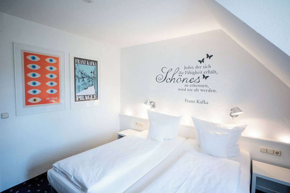 Kahden hengen standard-huone, 2 yhden hengen sänkyä, tupakointi kielletty | Allergiatestatut vuodevaatteet, yksilöllisesti sisustettu, työpöytä