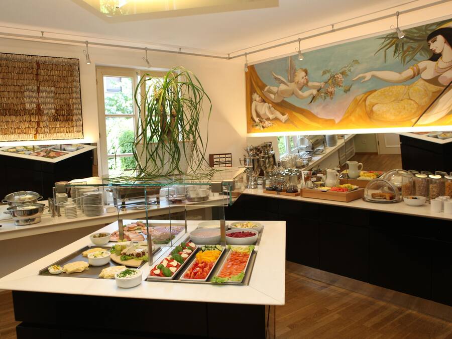 Desayuno con opciones de la cocina local incluido todos los días