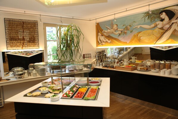 Frokost med lokale retter er inkludert hver dag