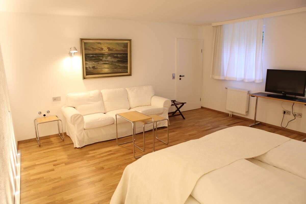 Habitación cuádruple, varias camas, para no fumadores | Ropa de cama hipoalergénica, decoración personalizada y escritorio