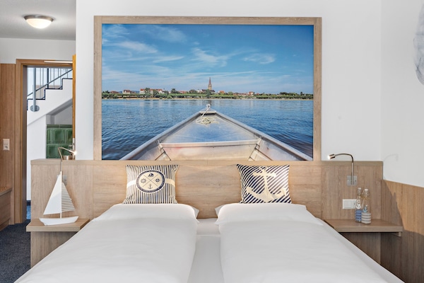 Desk, soundproofing, free WiFi