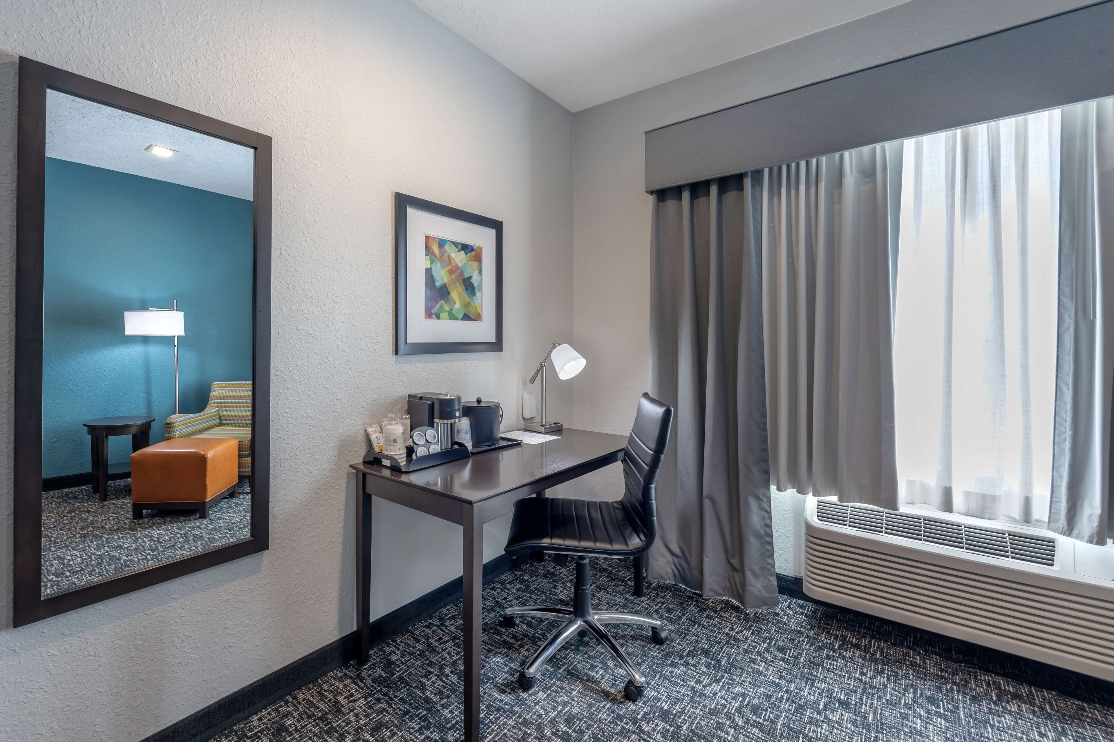 1 bedroom, premium bedding, desk, laptop workspace