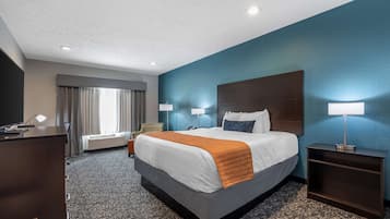 Roupas de cama premium, escrivaninha, espaço de trabalho para notebook
