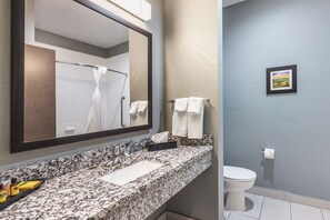 Articles de toilette (gratuits), séchoir à cheveux, serviettes fournies