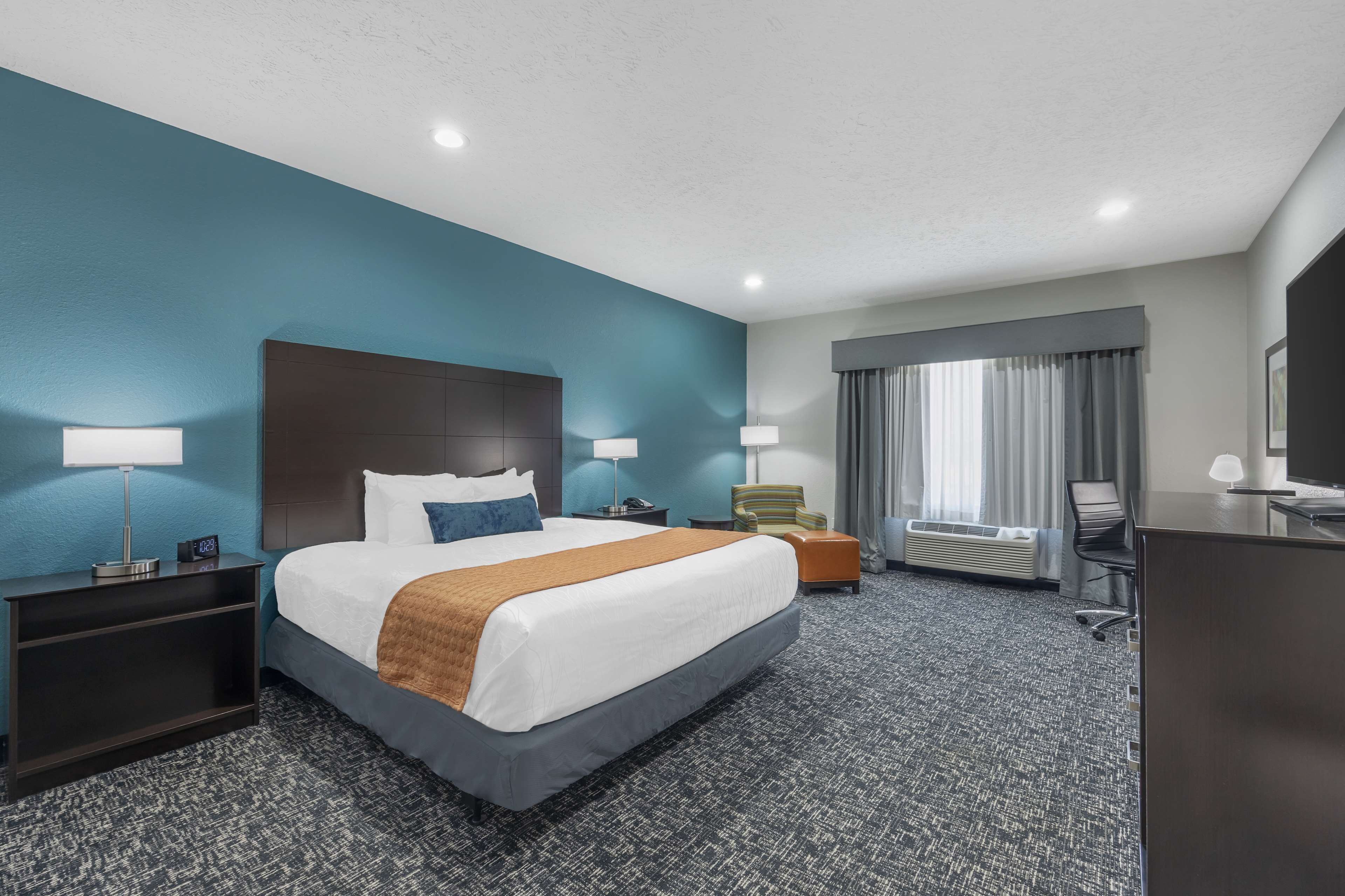 standard room, 1 king bed, accessible, refrigerator & microwave | 1 bedroom, premium bedding, desk, laptop workspace