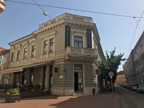 A corner building with a sign for 'SOLEIL PARTMAN' and a 'BISTORANT' sign below.