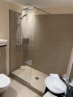 Bathroom - Donauhof Hotel (Deggendorf)