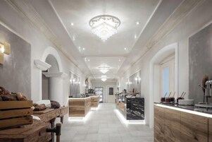 Una cocina moderna con una isla central, armarios de madera y un candelabro.