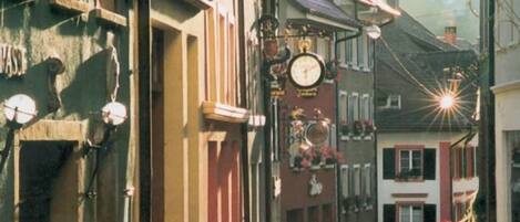 Una calle adoquinada que conduce a un edificio con un letrero que dice 'HOTEL REBSTOCK'.