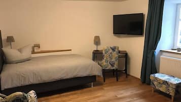 Comfort Studio | Hypo-allergenic bedding, blackout drapes, iron/ironing board, free WiFi