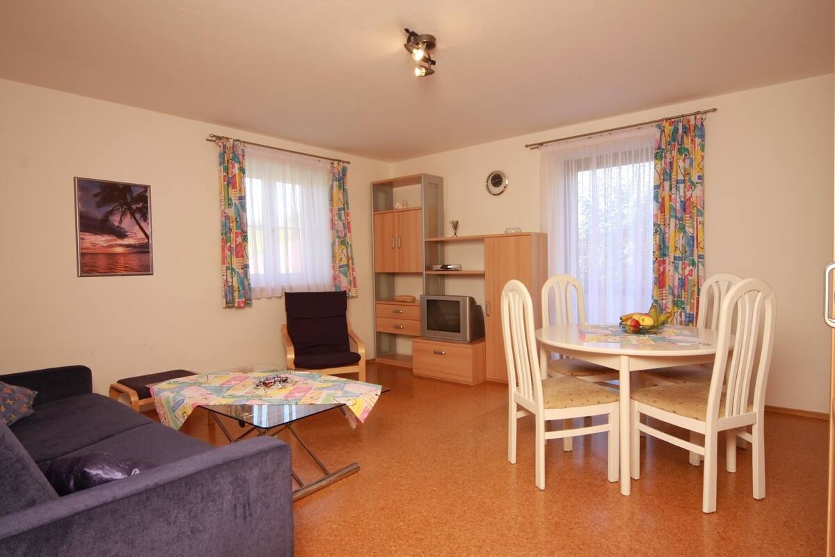 Apartment, 1 Schlafzimmer (Adelholzen) | Essbereich im Zimmer